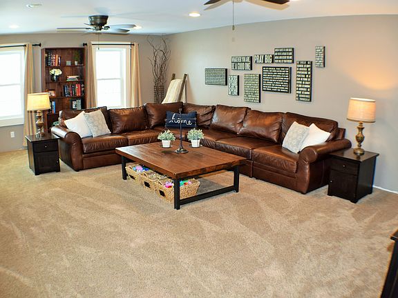Large 23' x 18' living room