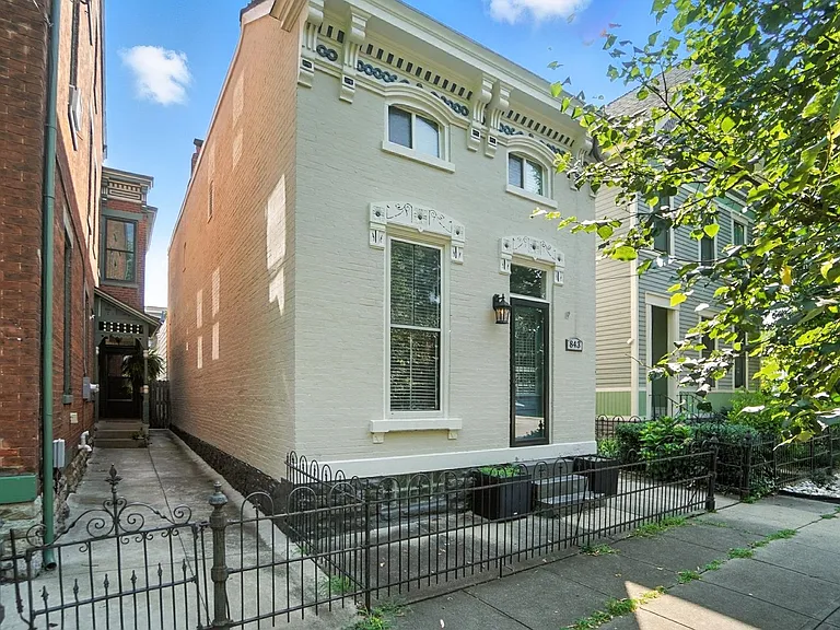 843 Overton St — Photo 2