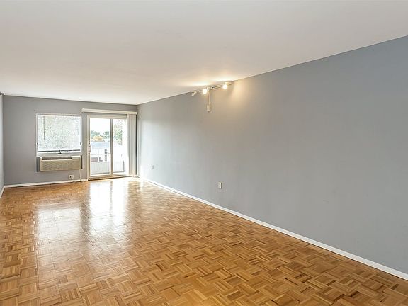 4th image of 205 Mineola Blvd APT 4G