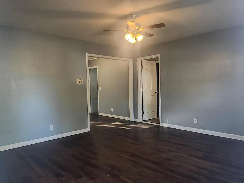 4802 N Elwood Ave — Photo 2