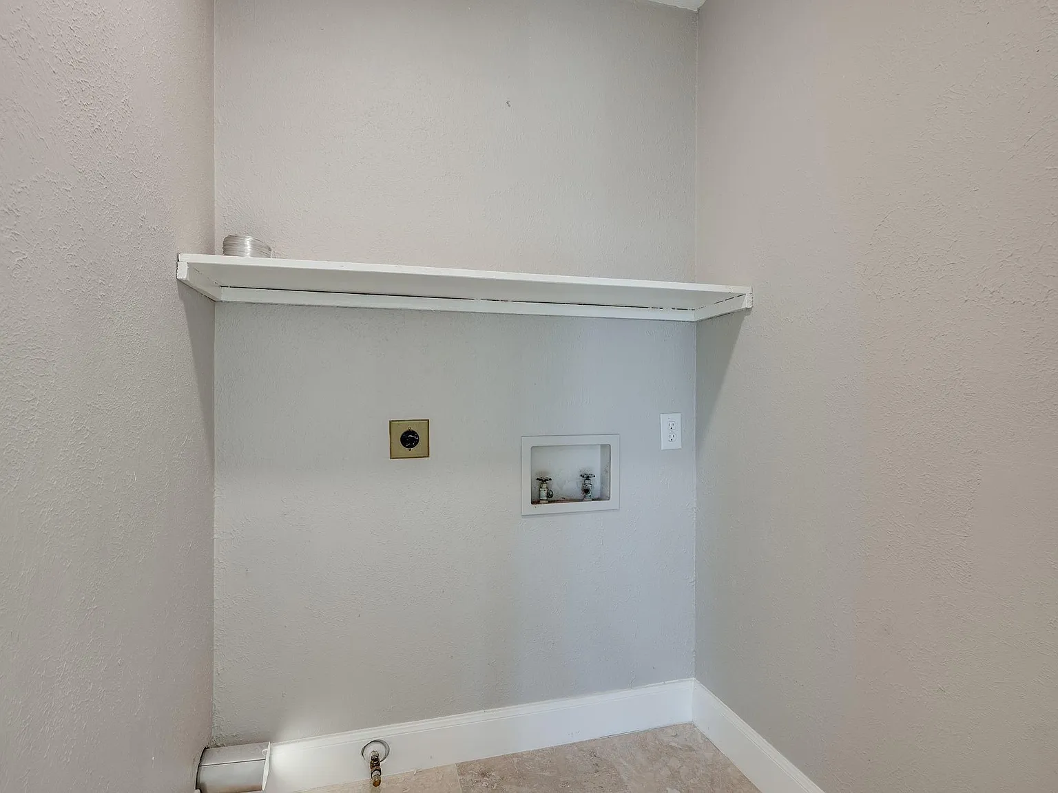 4 bed, 2336 sqft, $2,800 — Photo 3