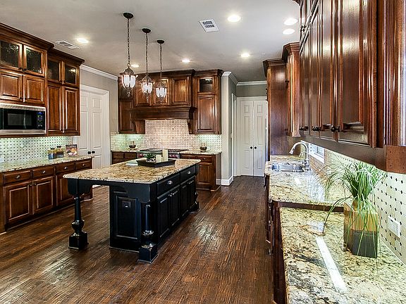 3rd image of 1609 Gladewater Dr