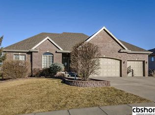 2421 Broadwater Dr, Papillion, NE 68046