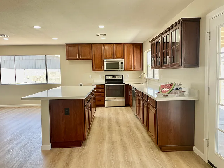 10021 N 47th Dr — Photo 8