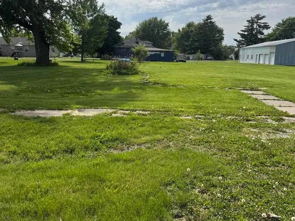 207 S Elm St, Bowen, IL 62316