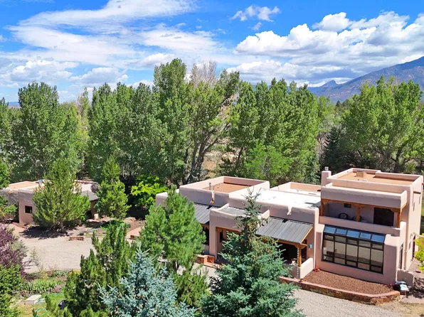 573 Range Rd, Taos, NM 87571