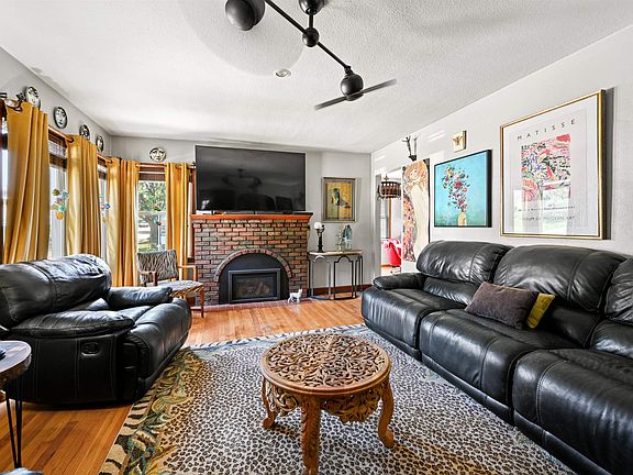 3rd image of 380 Glen Oak St