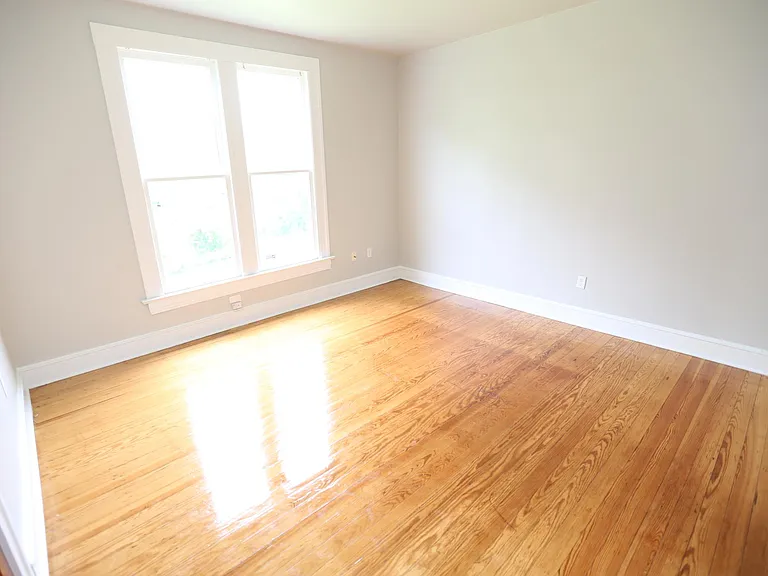106 S Summit St — Photo 5