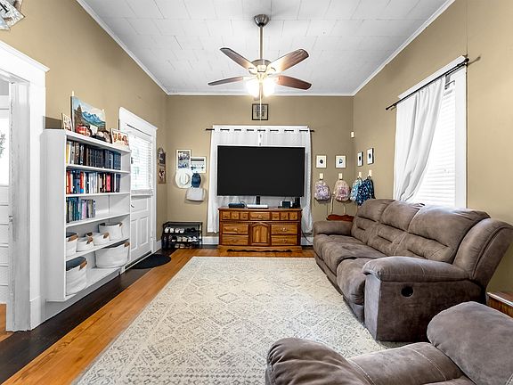 3rd image of 412 Yoakum Ave