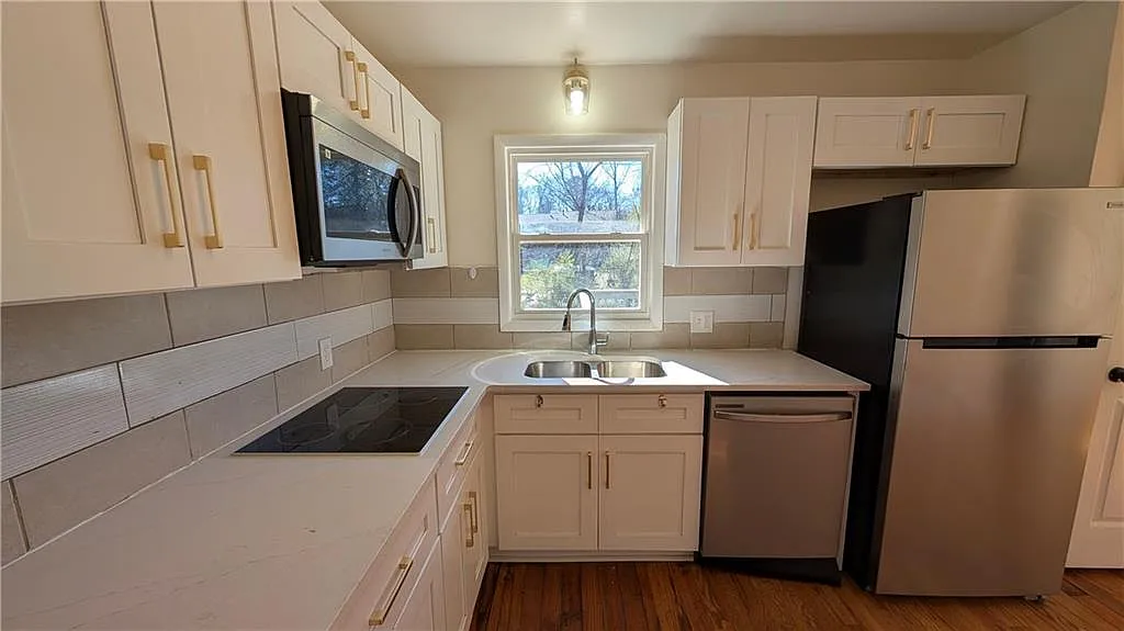 7 bed, 4.0 bath, 2521 sqft, $2,950 — Photo 4