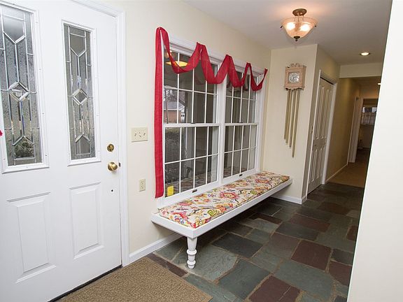 3rd image of 12 Iroquois Dr