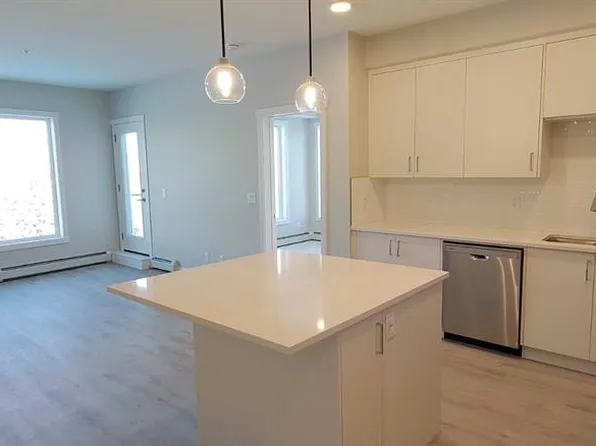 660 N Shawnee Sq SW #403, Calgary, AB T2Y 2E7