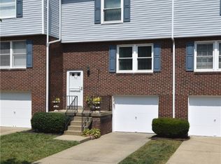 317 Parkridge Ln, Coraopolis, PA 15108