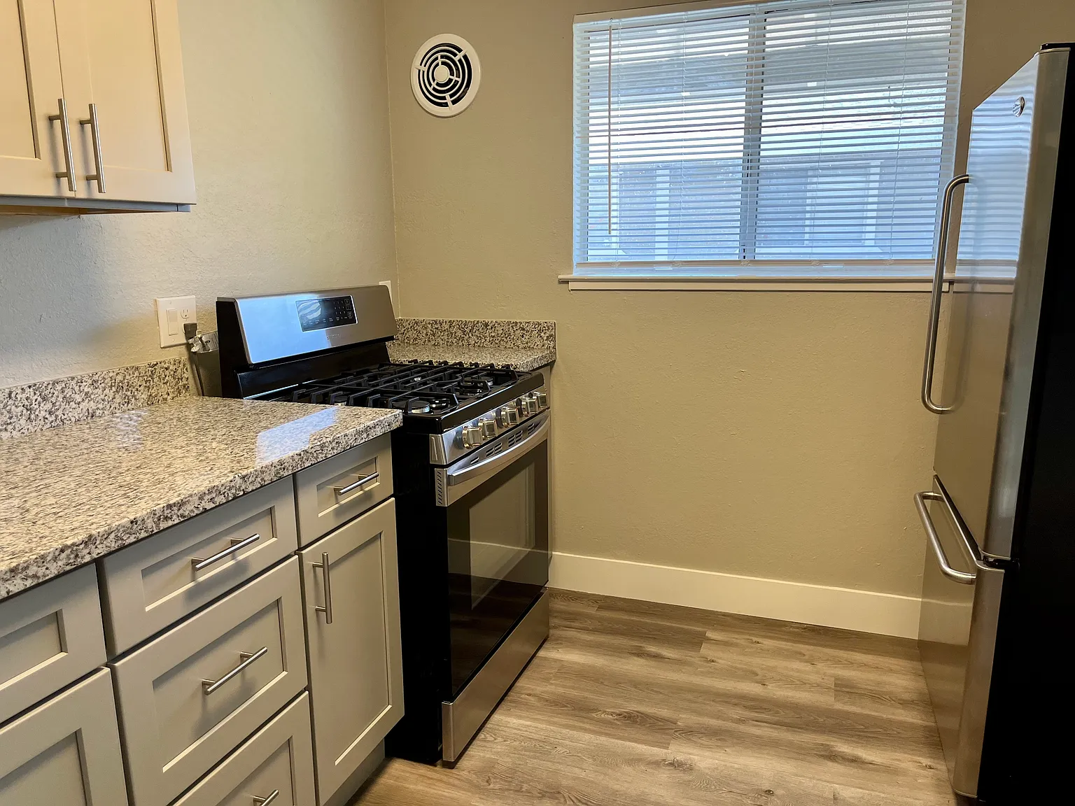 2 bed, 700 sqft, $1,600 — Photo 3