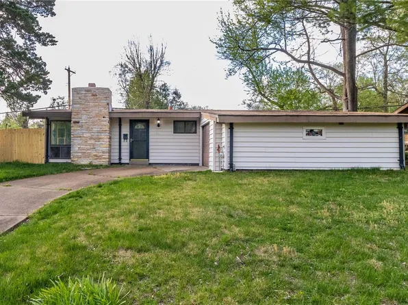 701 Fieldcrest Dr, Saint Louis, MO 63126