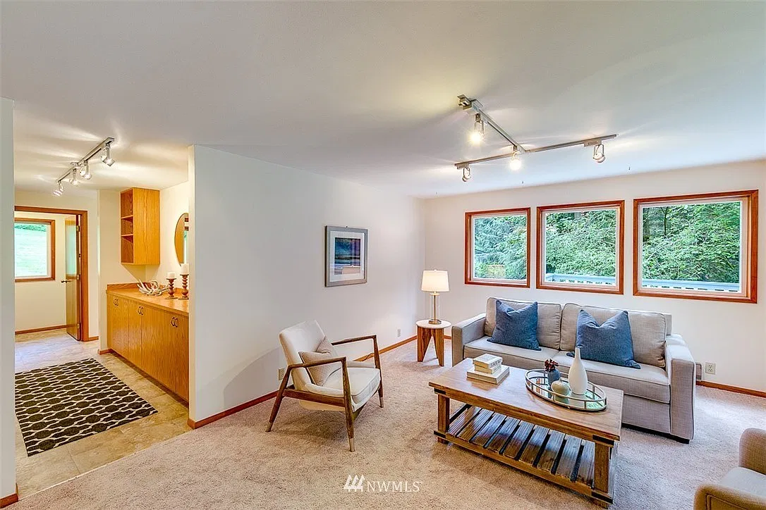 5486 Lynwood Center Rd NE — Photo 1