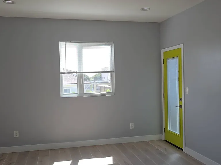 2250 W 14th St — Photo 12