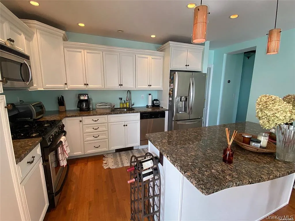 2 bed, 1.0 bath, 600 sqft, $3,200 — Photo 2