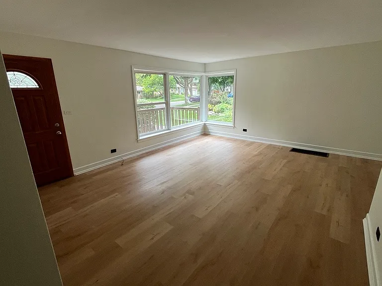 127 S Forest Ave — Photo 3