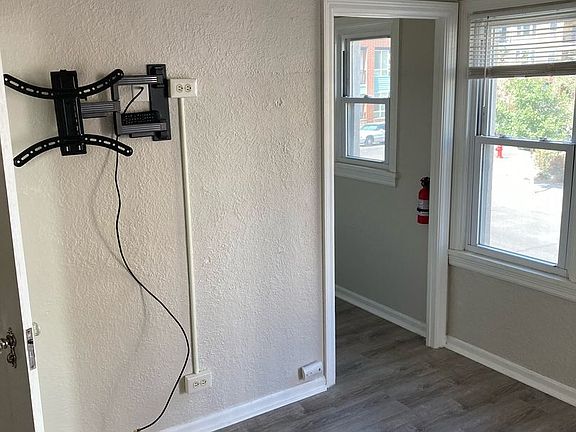 4th image of 3700 S Lincoln St #3