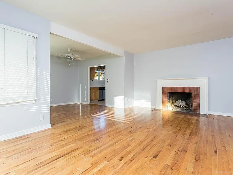 2654 Granville Ave — Photo 4