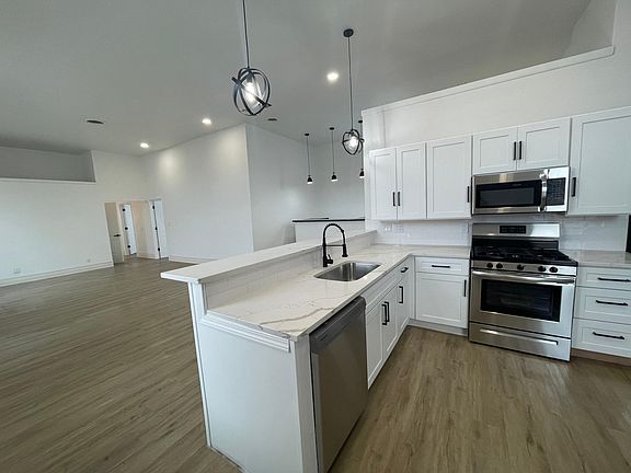4th image of 1920 Niagara St #11