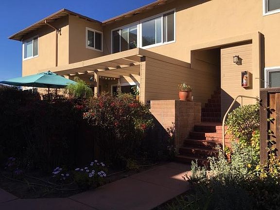 two big windows in living room and front bed room have two windows, light and bright.