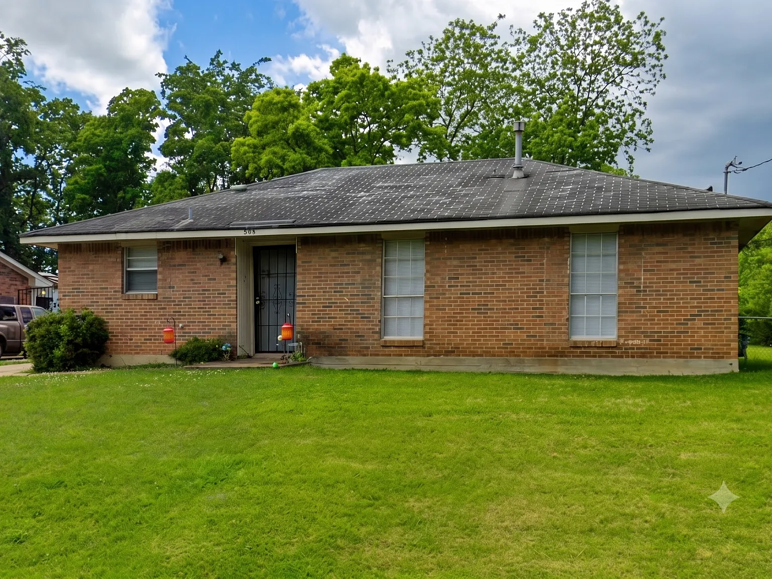 3 bed, 2.0 bath, 1161 sqft, $1,100 — Photo 1