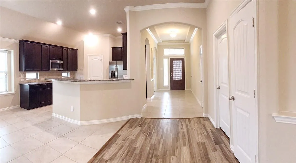 3 bed, 1874 sqft, $2,500 — Photo 2