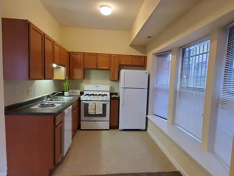 Park Apartments — Photo 9