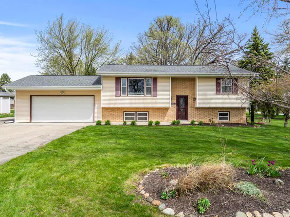 802 Lexington St, Delhi, IA 52223