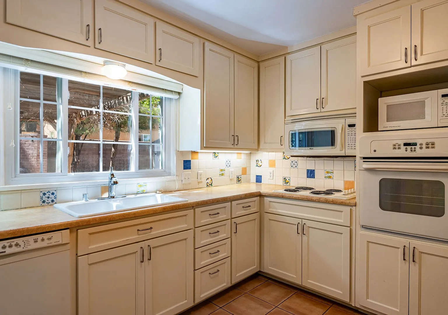 3 bed, 2.0 bath, 1295 sqft, $2,195 — Photo 4