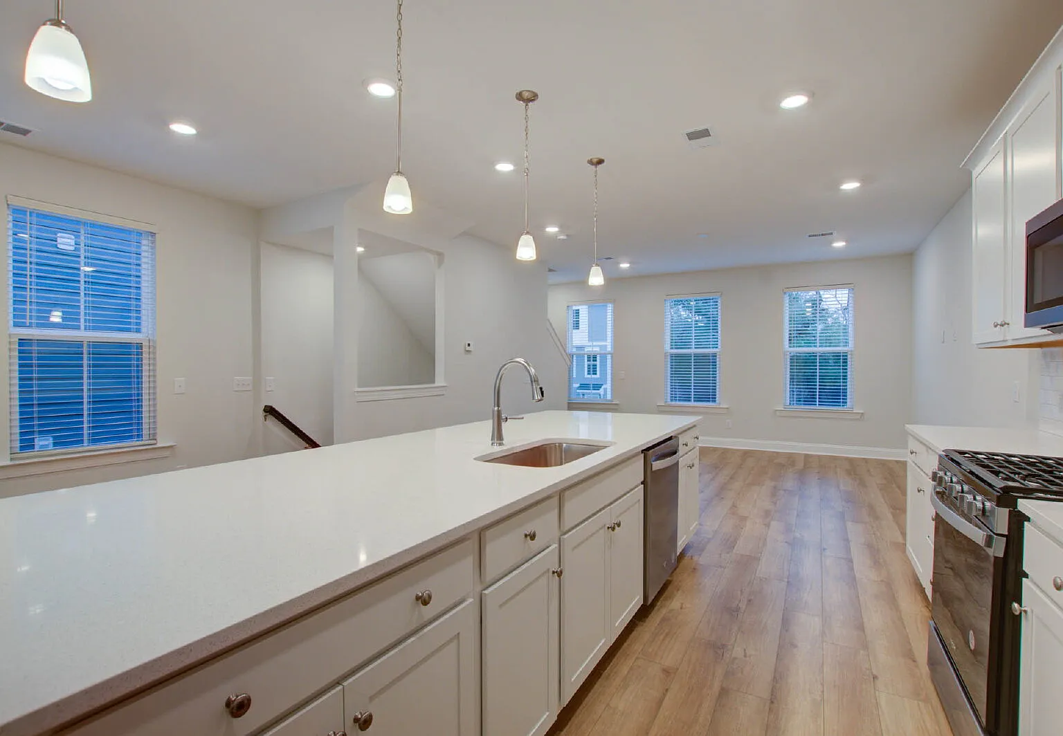 4 bed, 3.5 bath, 1941 sqft, $2,895 — Photo 3