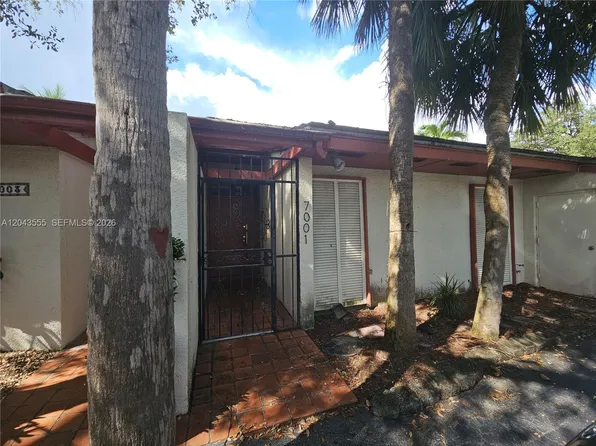 7001 Loch Isle Dr S, Miami Lakes, FL 33014