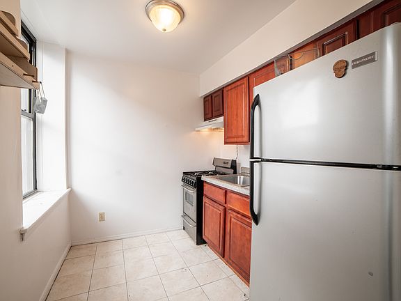 2nd image of 393 Hewes St APT 4B