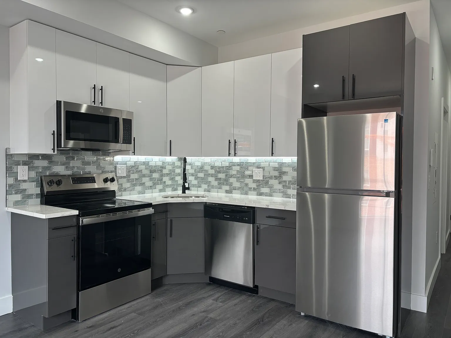 3 bed, 900 sqft, $2,000 — Photo 2