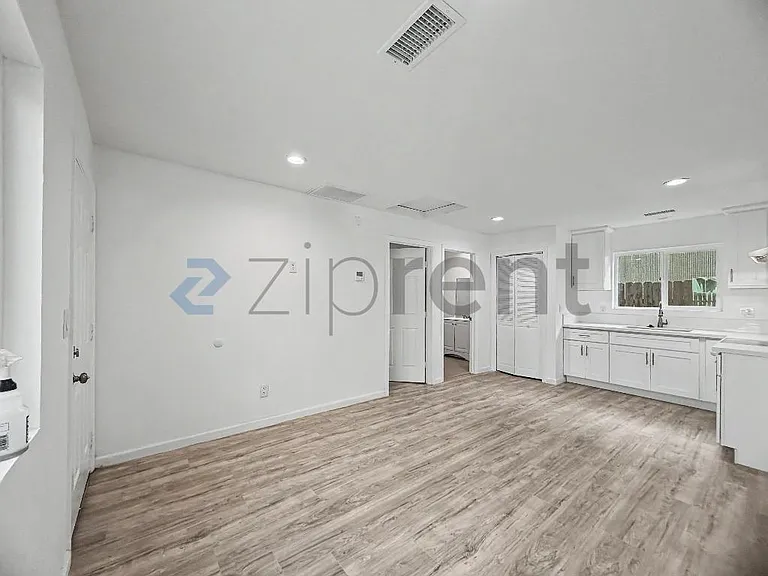 872 W 18th St #874 — Photo 2
