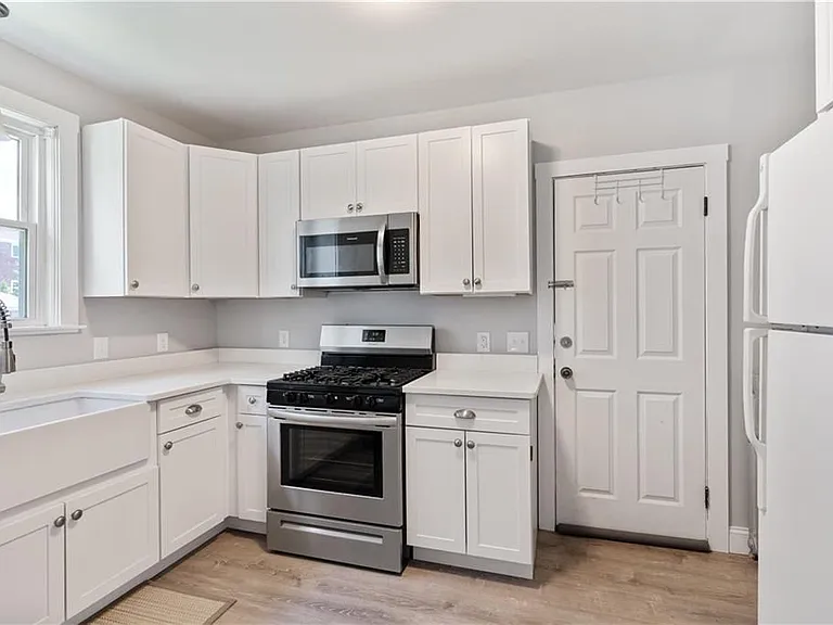 153 Irving Ave — Photo 10