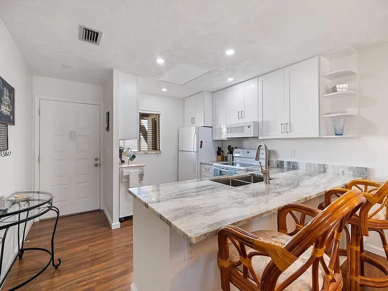 431 Airport Ave E #207 — Photo 5