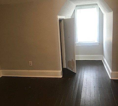 4th image of 104 W Southwerk St