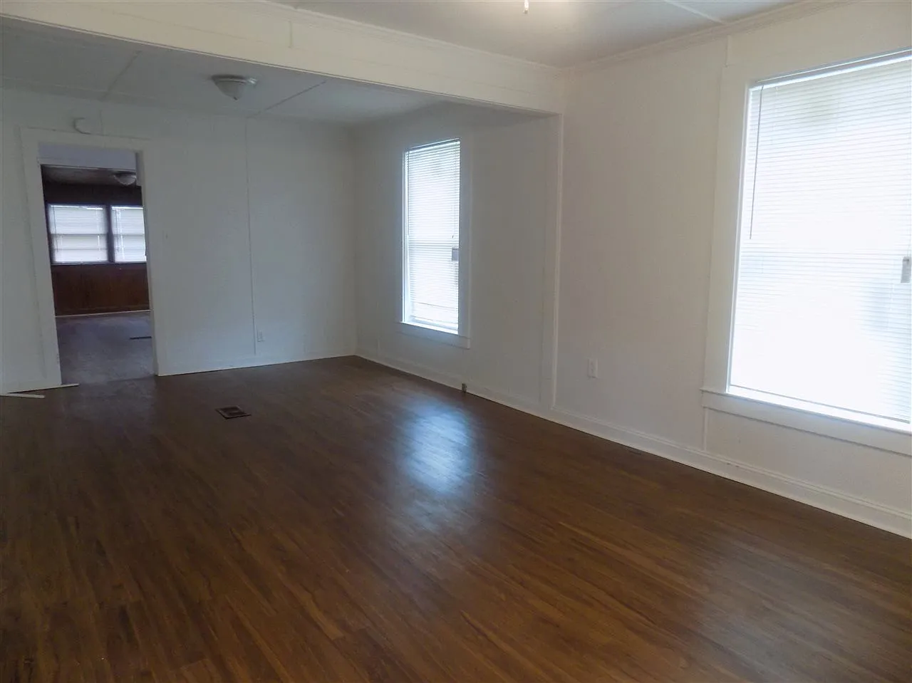 3 bed, 1.0 bath, 1002 sqft, $1,350 — Photo 2