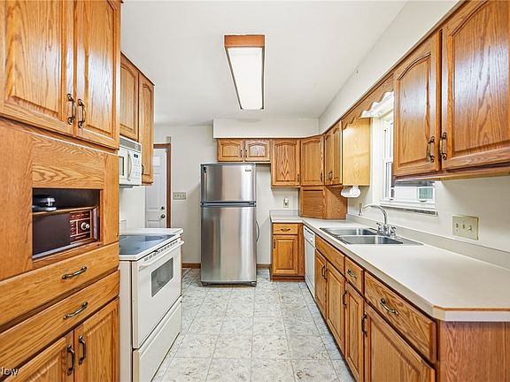 3rd image of 591 Breetz Dr