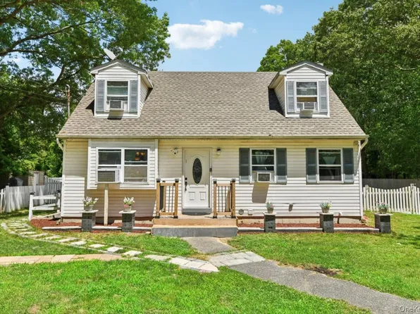 466 Auborn Avenue, Shirley, NY 11967