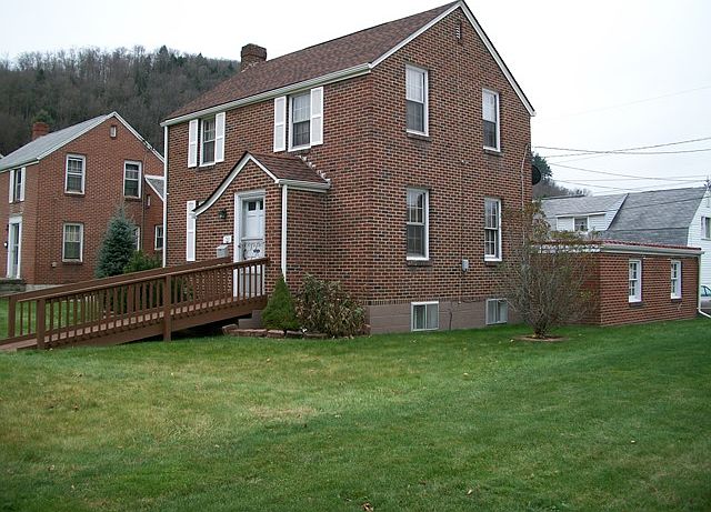 1st image of 150 Parkway Dr