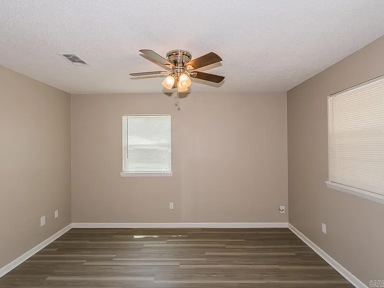 1574 Skyline Dr — Photo 3
