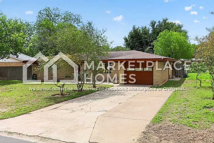 1209 Harvey St — Photo 3