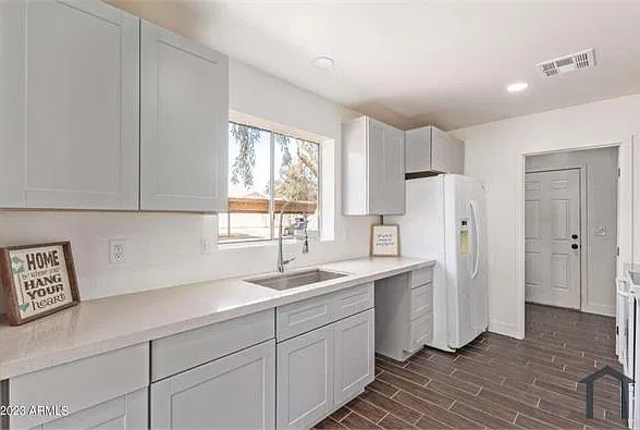 3 bed, 1320 sqft, $2,399 — Photo 2