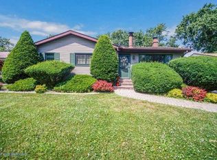 8130 Kooy Dr, Munster, IN 46321