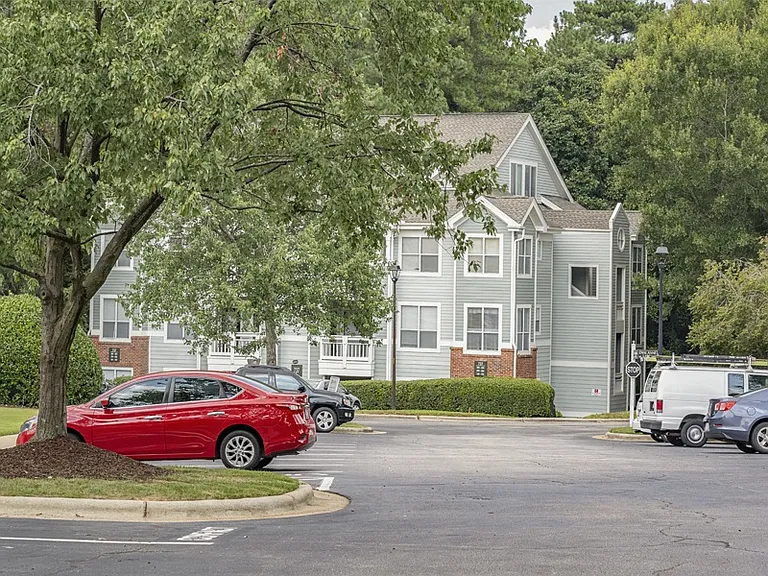 Cambridge Apartments — Photo 32