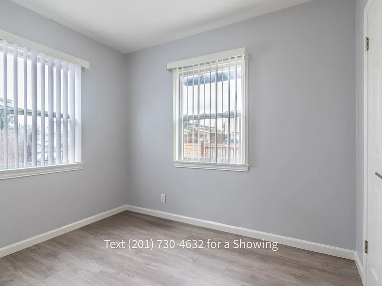 2 Bedroom, 1 Bath with Backyard & Washer/Dryer, Pets OK — Photo 11